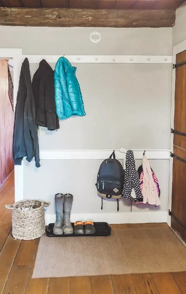 Trying to organize your entryway? Here are six simple ideas for small entryways.