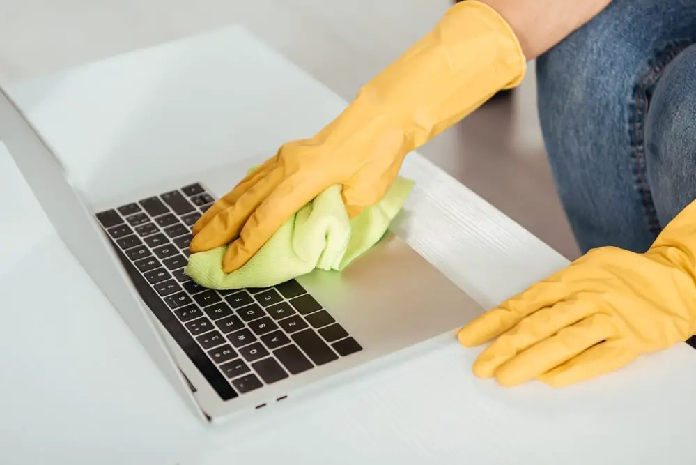 how to clean a laptop keyboard