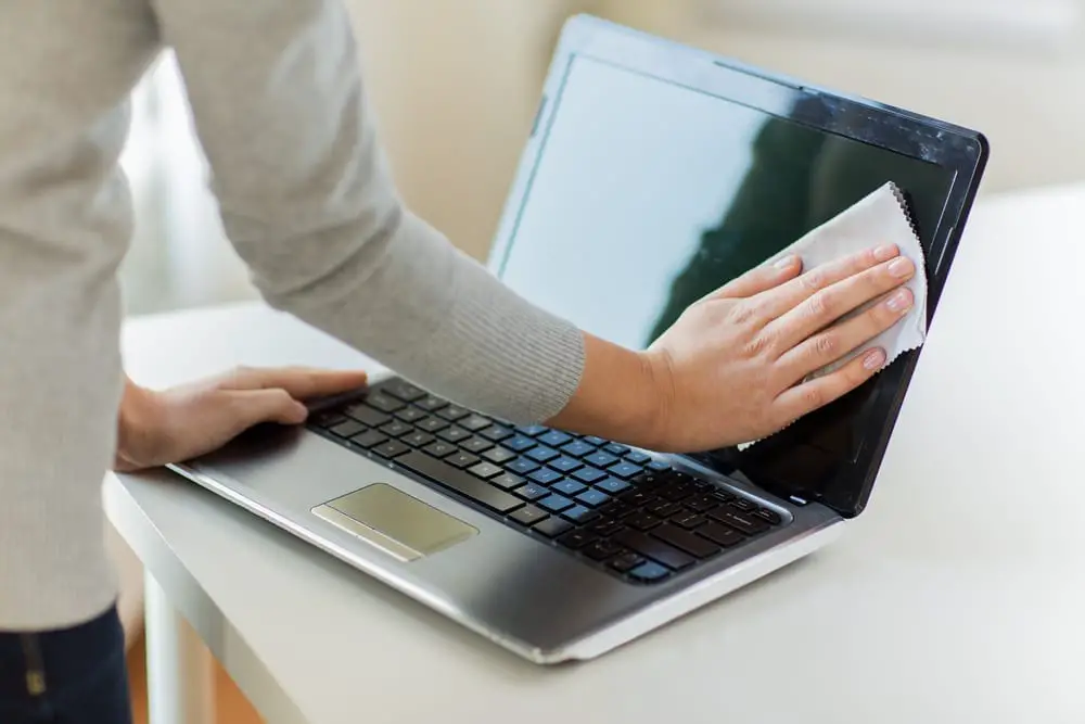 how to clean a laptop screen